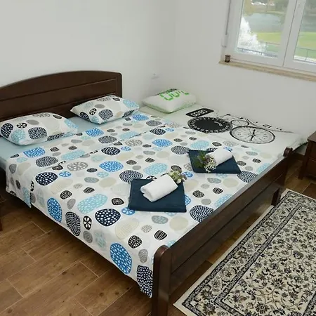 Apartment Horizons **** *