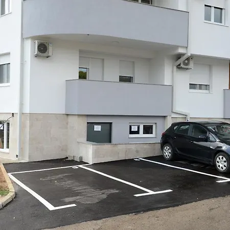 Apartment Horizons **** *