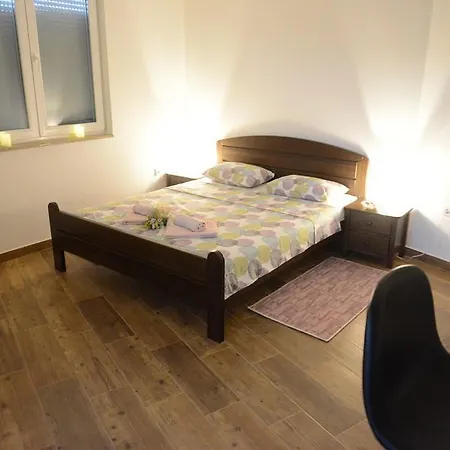 Apartment Horizons **** *