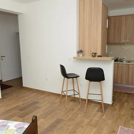 Apartment Horizons **** *