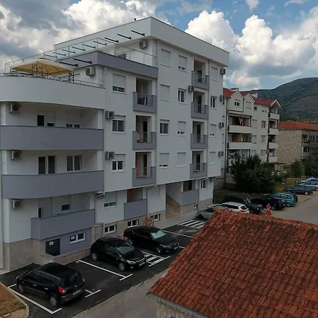 Apartment Horizons ****